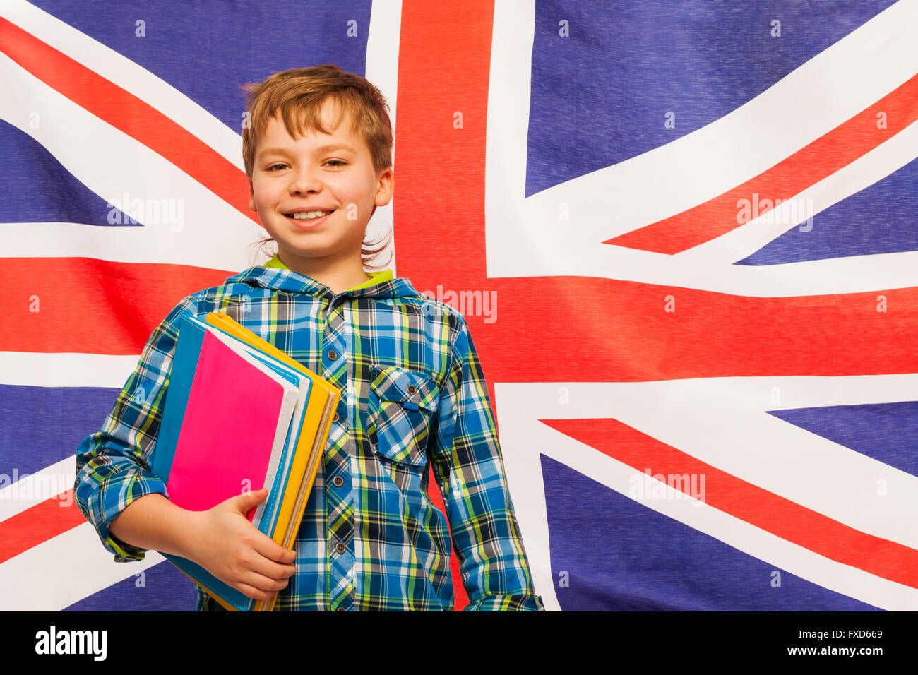 Поднять на английском. Поднять на английском. Английский язык. Ребенок с английским флагом. Как повысить свой английский.