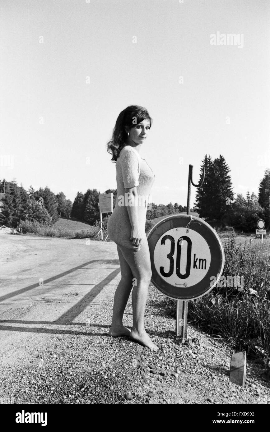 Deutsche Schauspielerin Margot Mahler bei einem Fotoshooting am Straßenrand, Deutschland 1960er ...