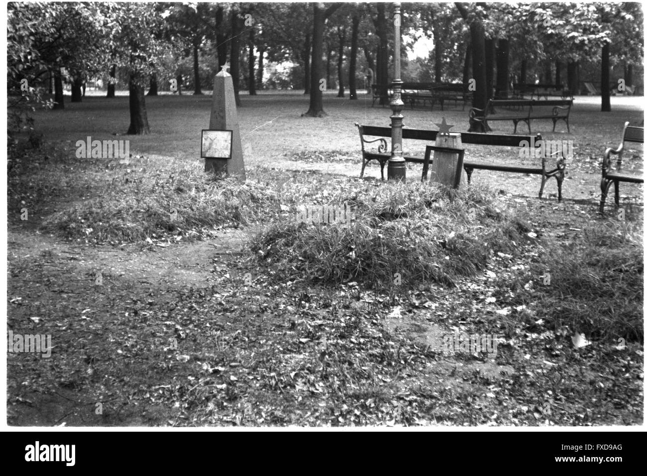 Gräber gefallener Sowjetsoldaten im Stadtpark Stock Photo