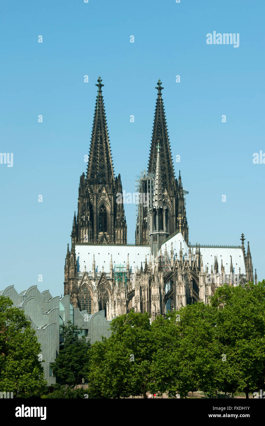 Deutschland, Nordrhein-Westfalen, Köln, Kölner Dom, links unten das Museum Ludwig Stock Photo