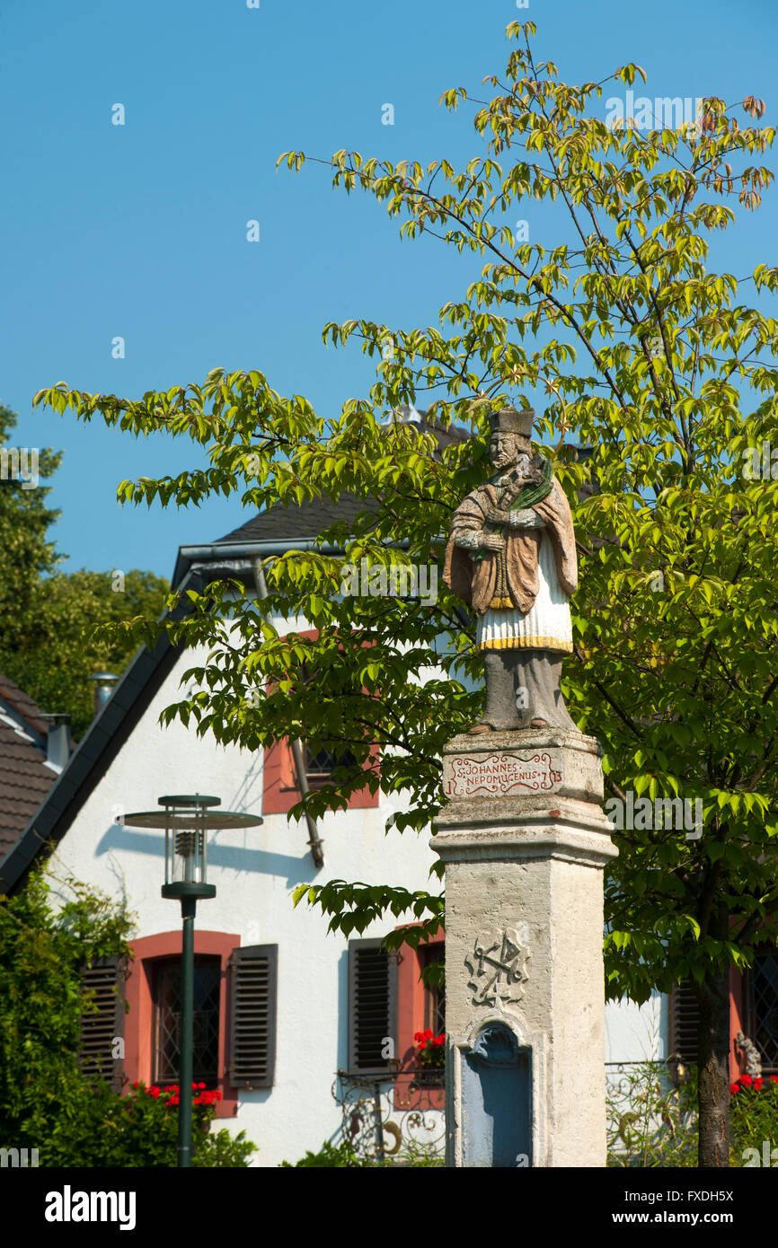 Deutschland, Nordrhein-Westfalen, Köln-Porz, Ortsteil Zündorf, Marktplatz an der Groov, Figur des Hl. Johannes Nepomuk, Schutzpa Stock Photo