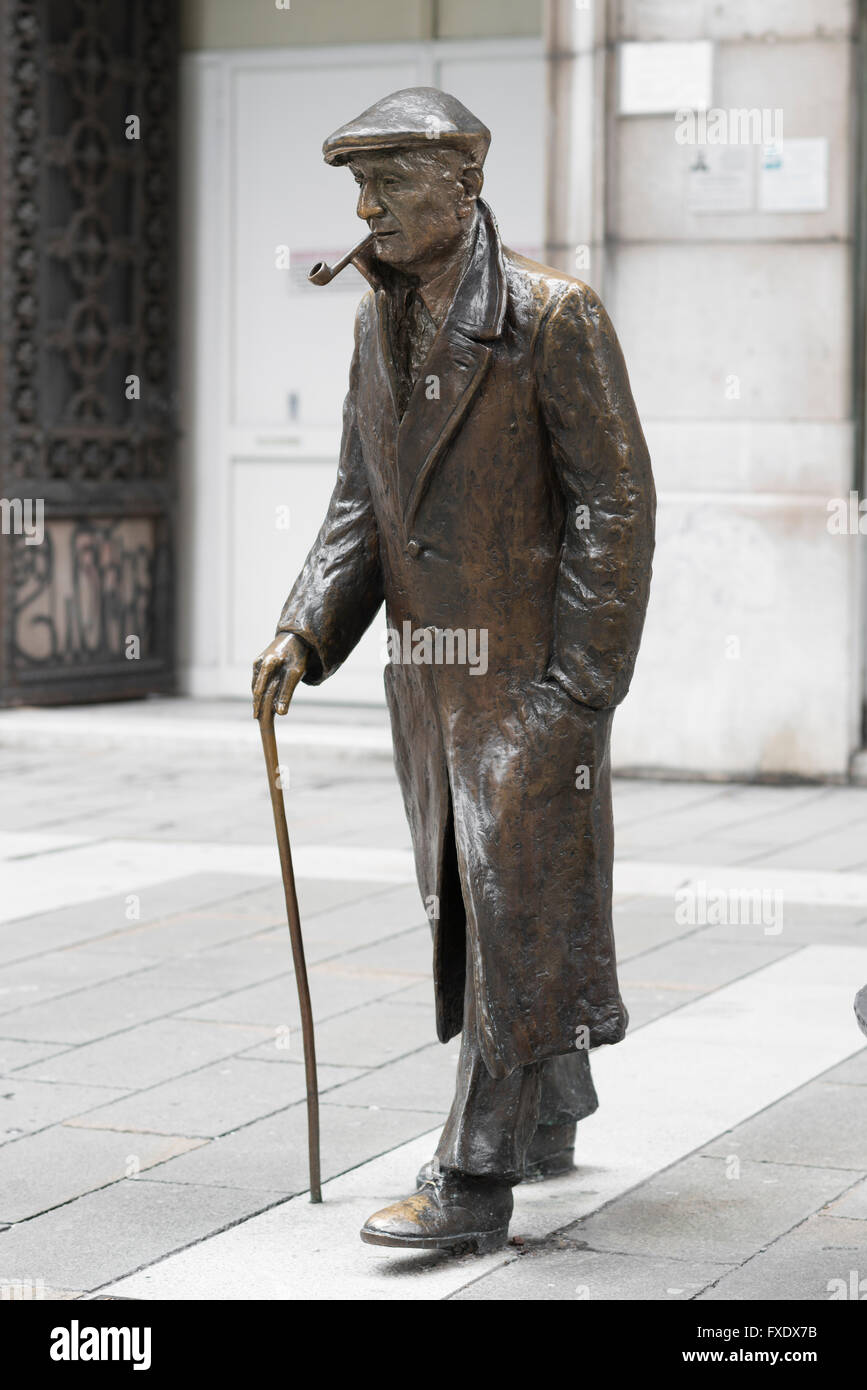 Bronze statue of writer Umberto Saba, Via Dante Alighieri, Trieste, Friuli-Venezia Giulia, Italy Stock Photo