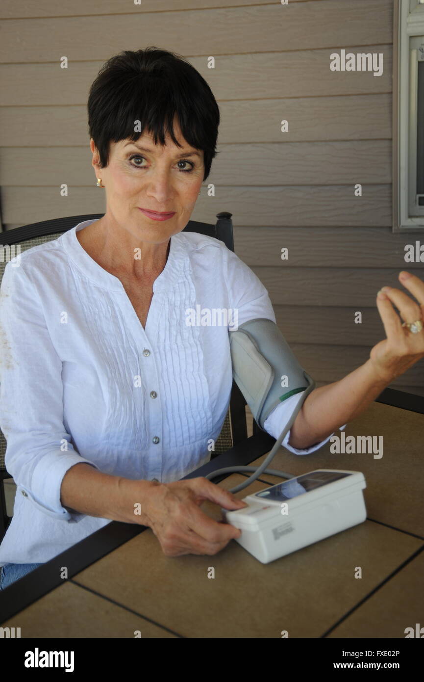 Blood pressure being taken hi-res stock photography and images - Alamy