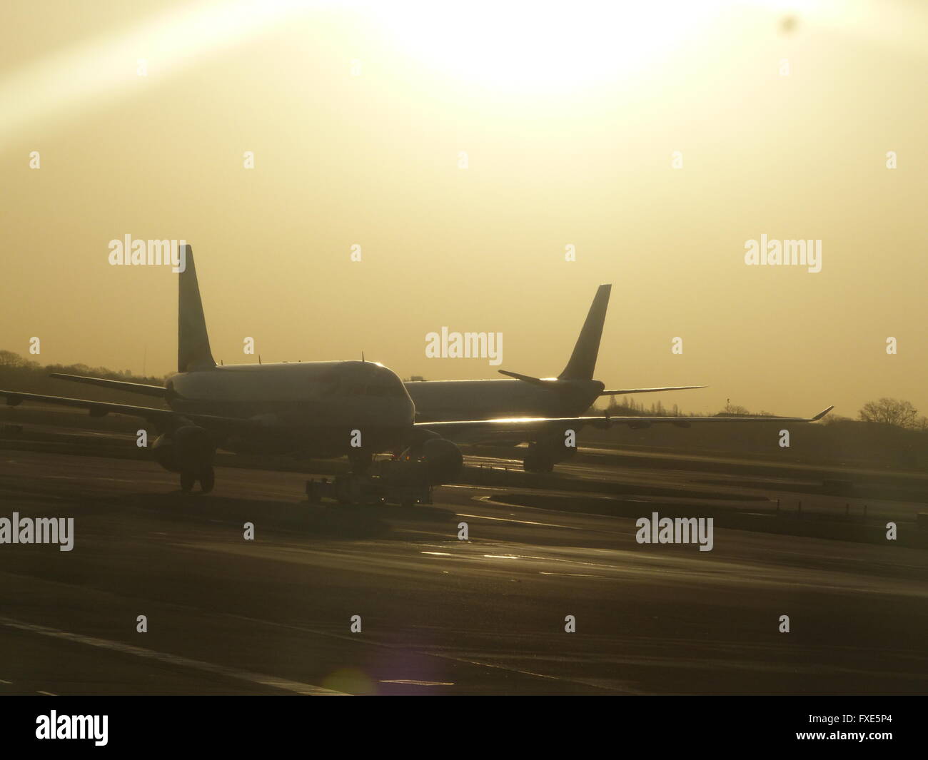 Heathrow aircraft hi-res stock photography and images - Alamy