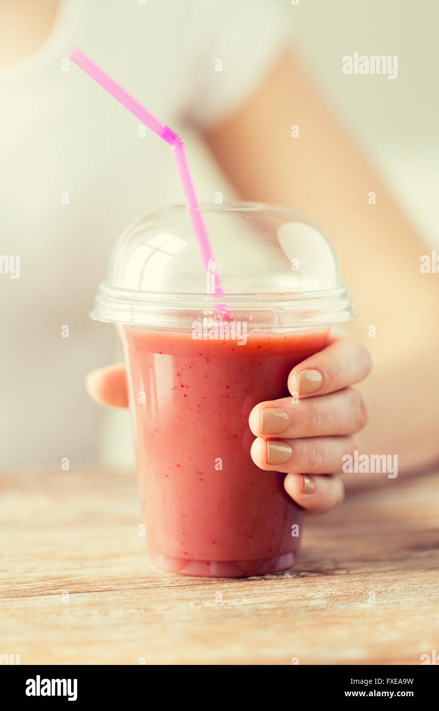 https://c8.alamy.com/comp/FXEA9W/close-up-of-woman-holding-cup-with-smoothie-FXEA9W.jpg