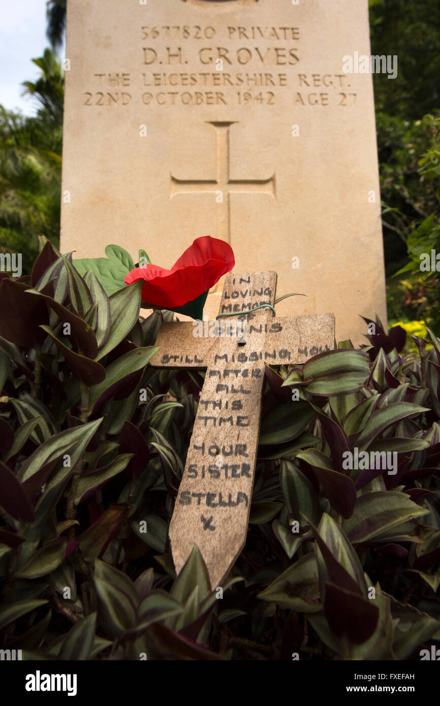 Sri Lanka, Kandy, Commonwealth War Cemetery, grave of Dennis Groves with cross from sister Stella Stock Photo