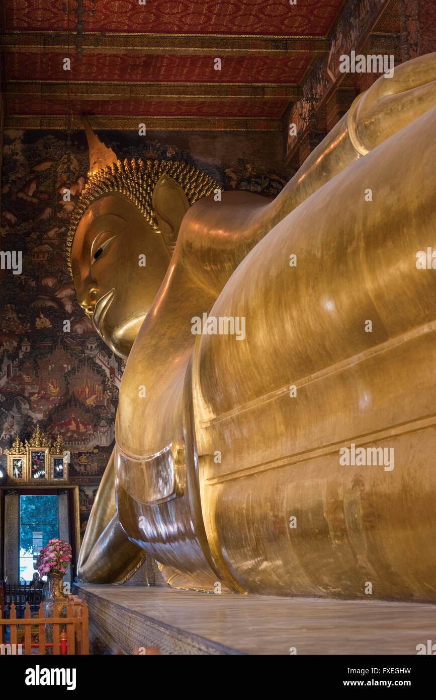 Reclining Buddha Wat Pho Bangkok Thailand Stock Photo - Alamy