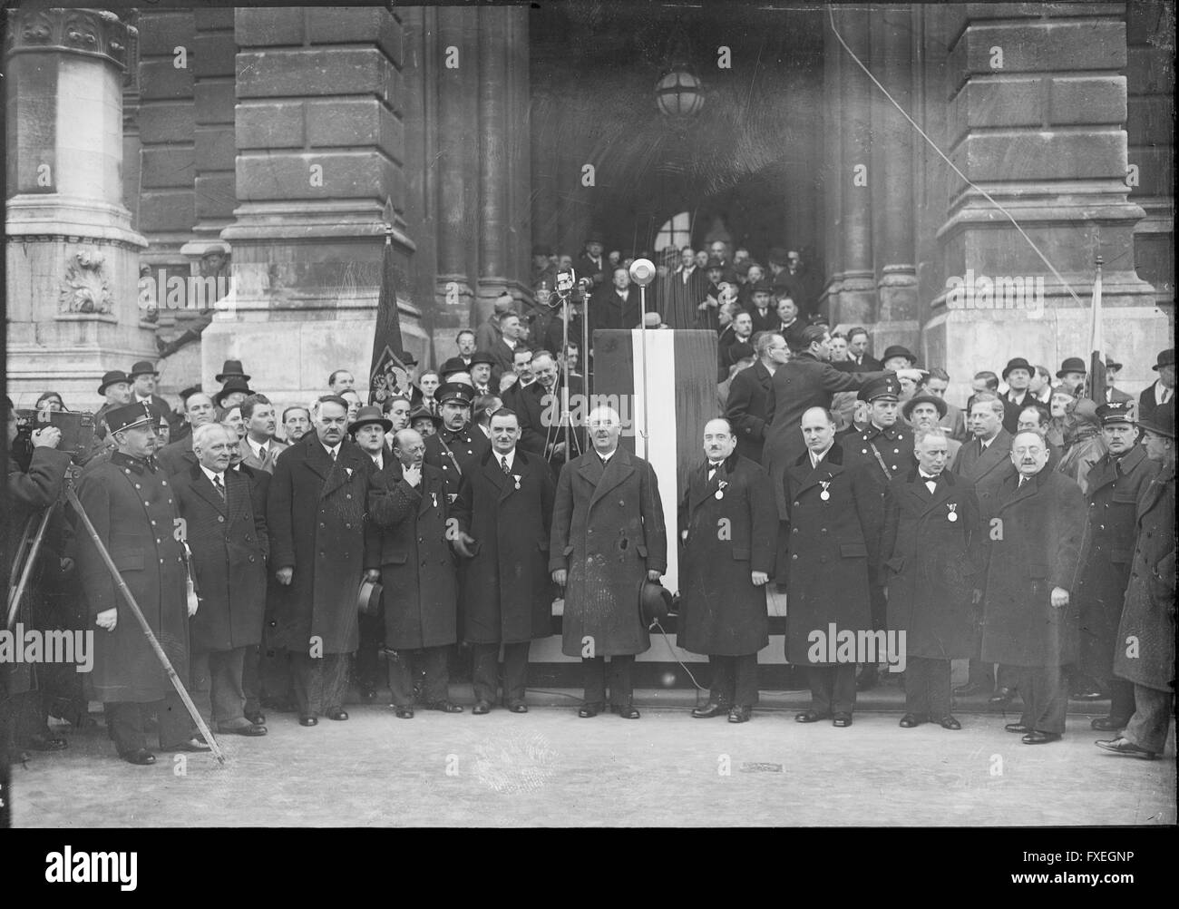 Richard Schmitz in Gruppe vor dem Eingang zum Rathaus Stock Photo