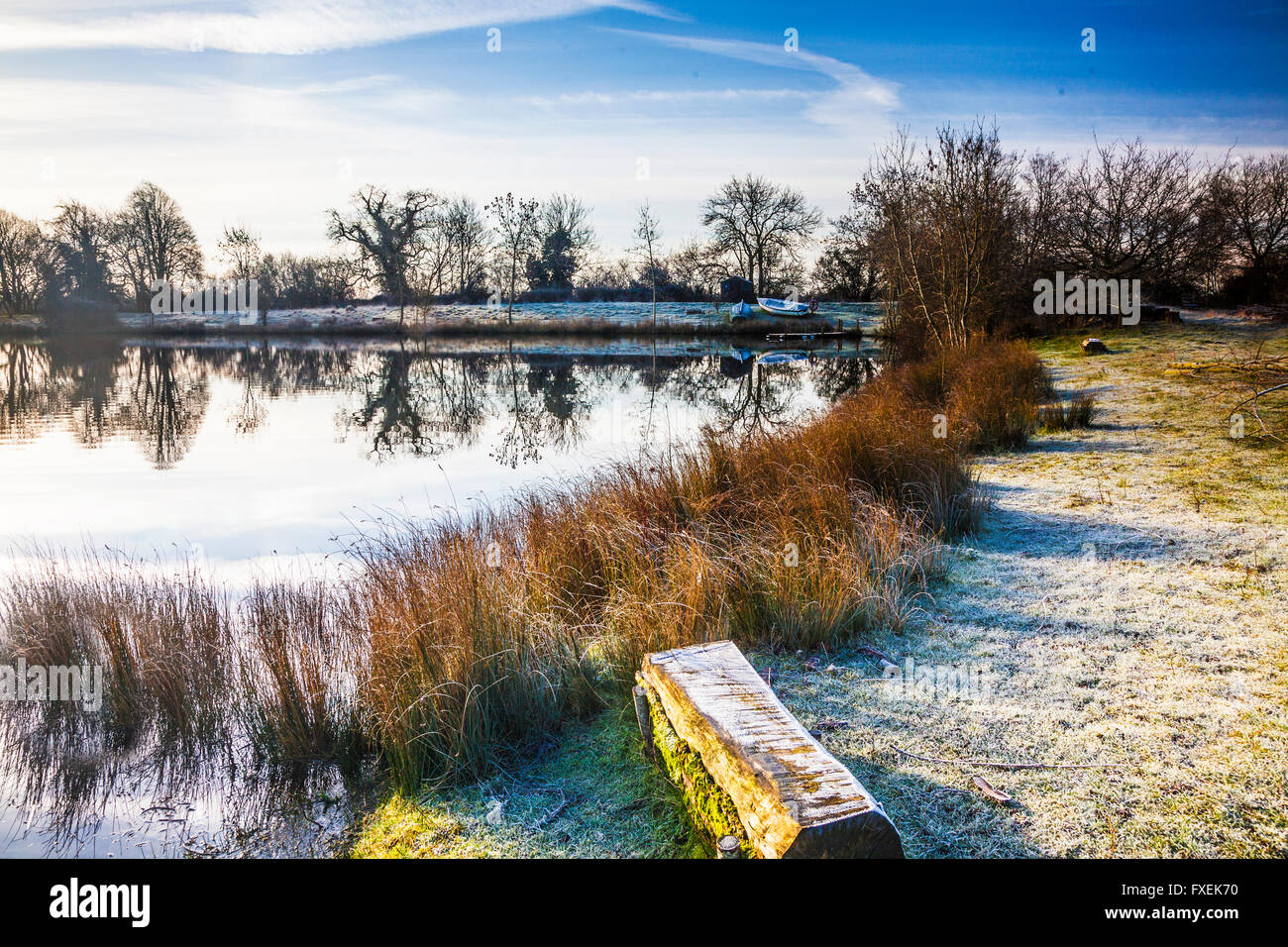 A frosty winter morning on one of the lakes at Cotswold Water Park Stock Photo