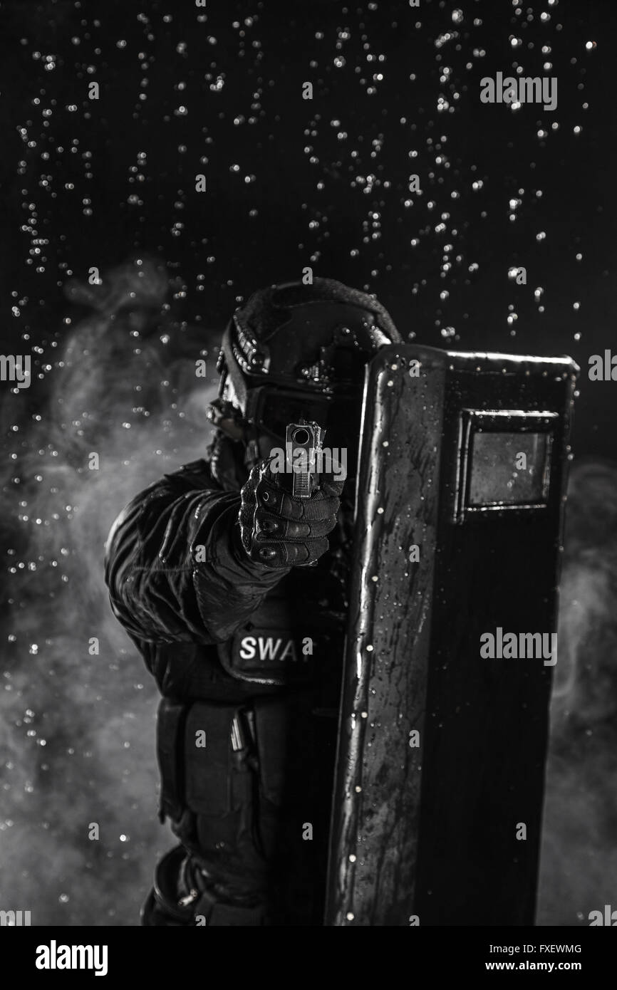 police officer with ballistic shield Stock Photo - Alamy