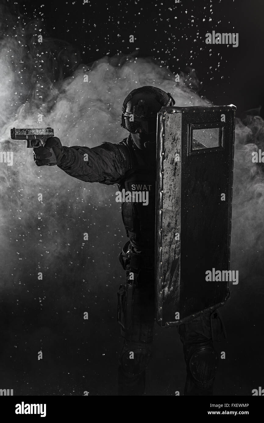 police officer with ballistic shield Stock Photo - Alamy