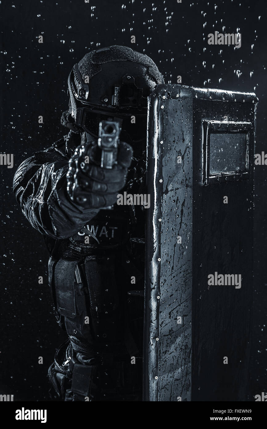 police officer with ballistic shield Stock Photo - Alamy