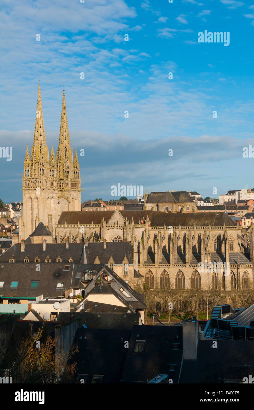 Finistere (29), Ville de Quimper, cathedrale Saint Corentin, vue depuis le  Mont Frugy  //  France, Finistere (29), Town of Quim Stock Photo