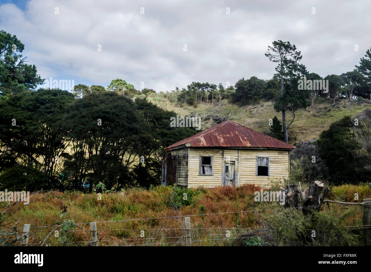 Abandoned house in the Coromandel peninsula, New Zealand Stock Photo
