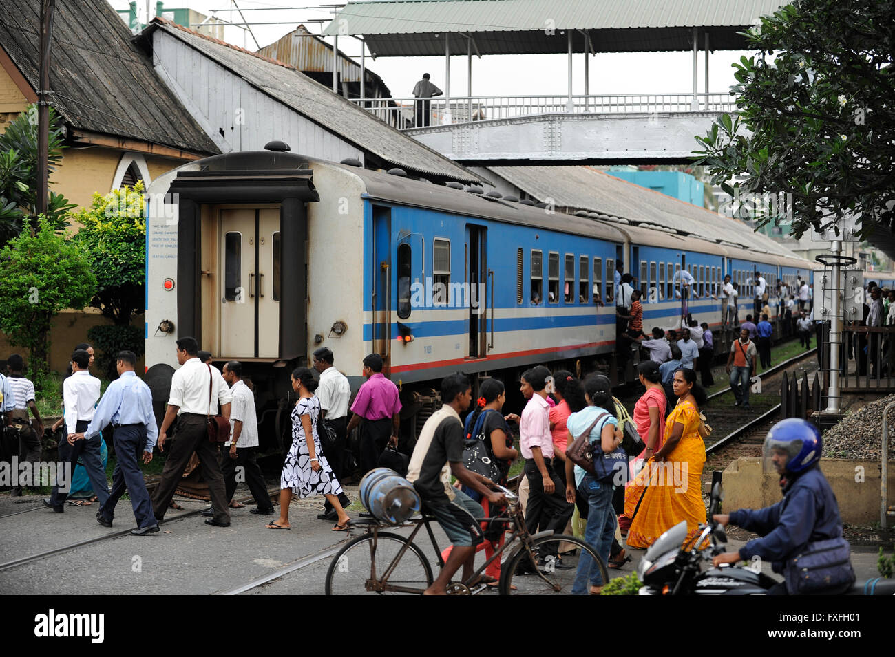SRI LANKA Colombo, railway station and crossing Stock Photo - Alamy