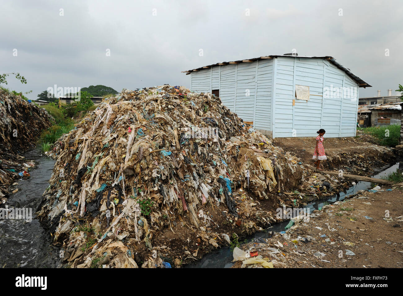 SRI LANKA Colombo, people live in slum near garbage dumping site Stock Photo