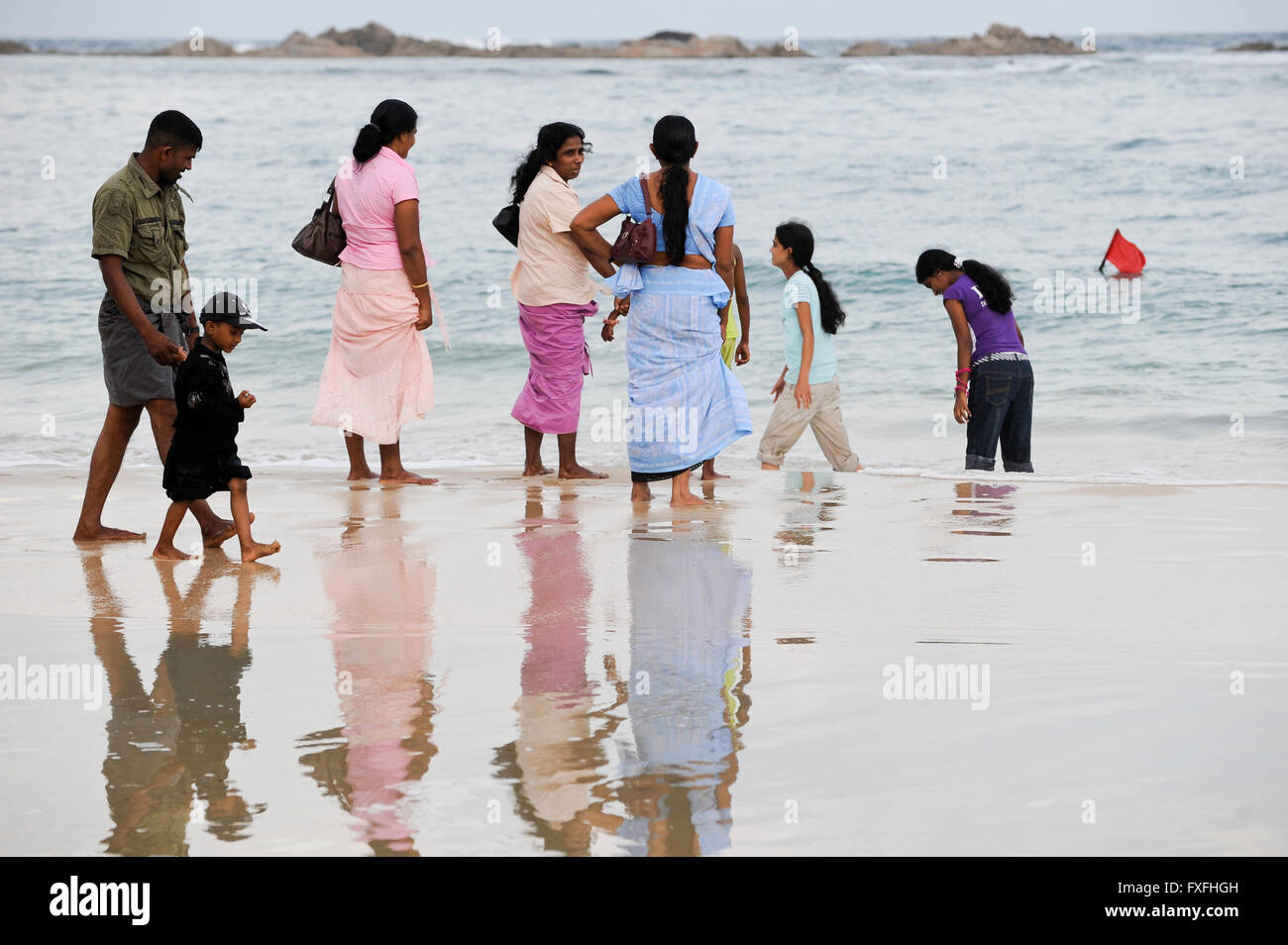 SRI LANKA Trincomalee, Tamil Hindu pilgrims take bath in indian ocean after visit the holy Koneshwaram Hindu temple / SRI LANKA Trincomalee , Tamilische Hindus nehmen ein Bad im Meer nach Besuch des Koneshwaram Hindutempel Stock Photo