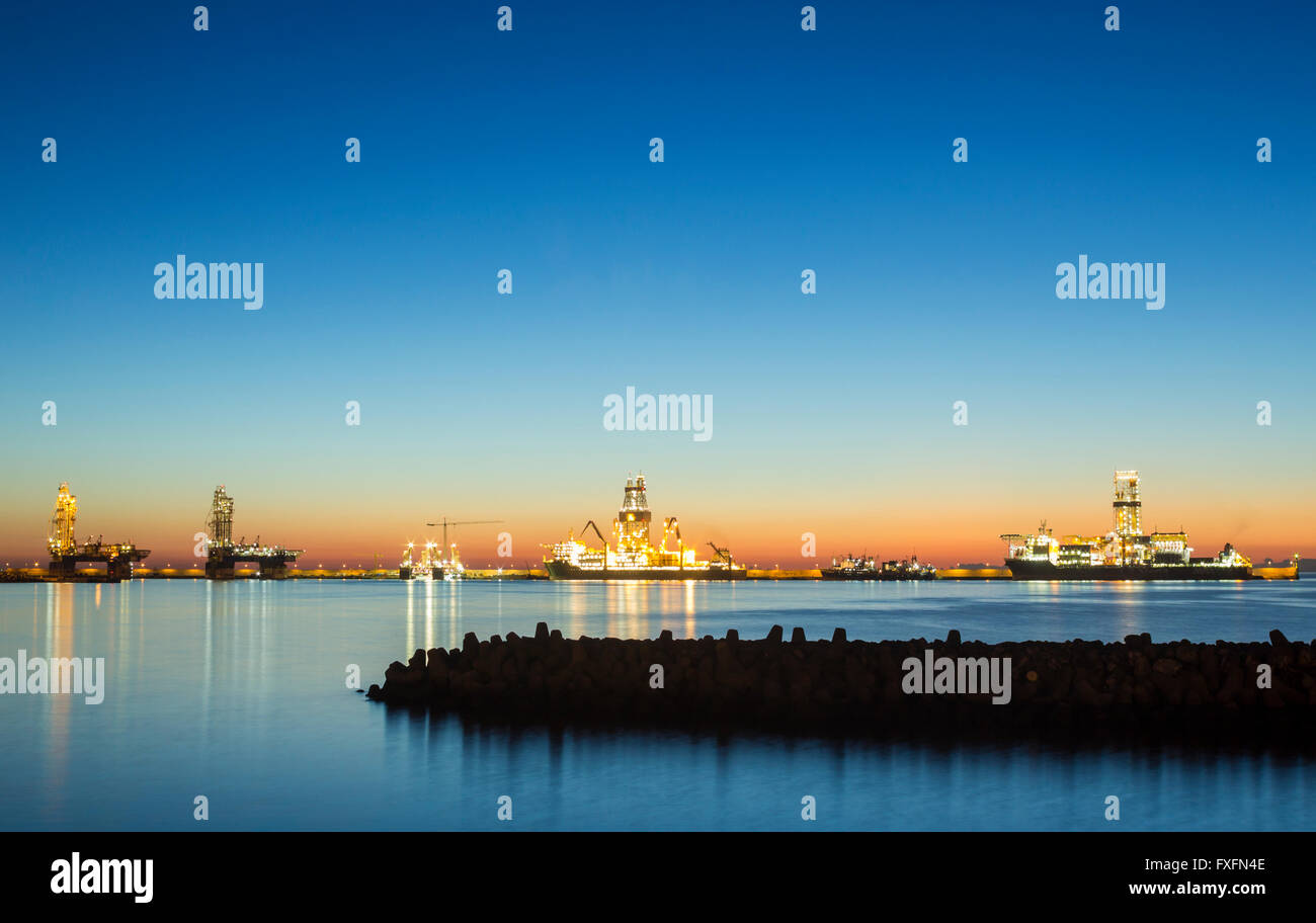 Las Palmas, Gran Canaria, Canary Islands, Spain, 15th April 2016. Weather: Oil rigs and drilling platforms at sunrise in Las Palmas port on a glorious Thursday morning in Las Palmas, the capital of Gran Canaria. PICTURED: Las Palmas port is used by a number of oil companies for repairs, resupplying, and in the the case of some of the rigs/platforms in these images, for mothballing rigs for long periods due to the fall in oil prices and over supply of crude oil. Credit:  Alan Dawson News/Alamy Live News Stock Photo