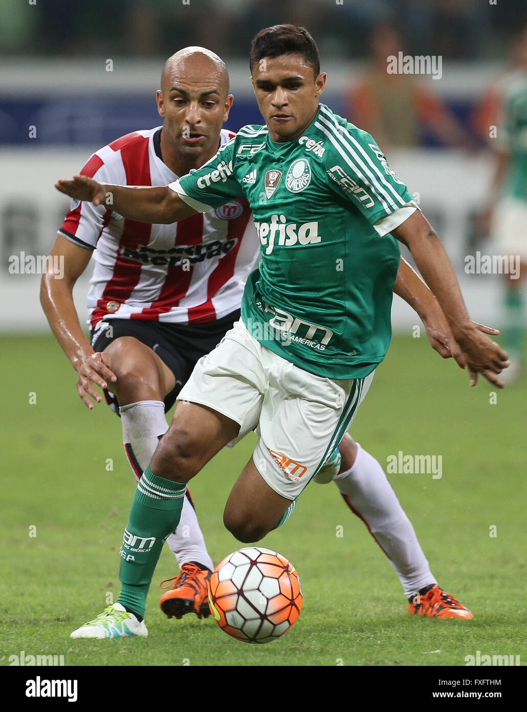 SAO PAULO, Brazil - 14/04/2016: PALM RIVER PLATE X URU - The Erik, the SE Palmeiras, ball dispute with the player Ronaldo Concei??o, CA River Plate, during a match valid for the sixth round of the group stage of the Copa Libertadores at the Allianz Arena Park. Photo: Cesar Greco / FotoArena/Alamy Live News Stock Photo
