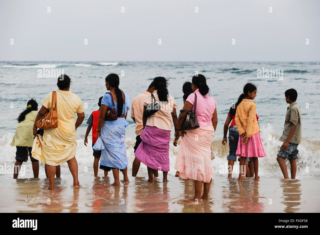 SRI LANKA Trincomalee, Tamil Hindu pilgrims take bath in indian ocean after visit the holy Koneshwaram Hindu temple / SRI LANKA Trincomalee , Tamilische Hindus nehmen ein Bad im Meer nach Besuch des Koneshwaram Hindutempel Stock Photo