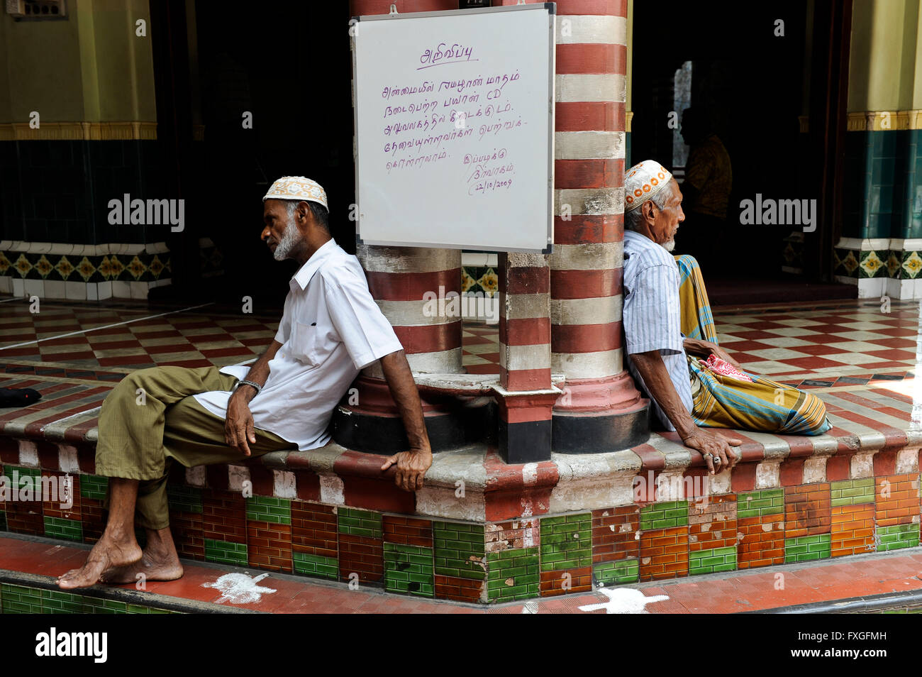 SRI LANKA, Colombo, muslim sitting infront of mosque / SRI LANKA, Colombo, Moslems sitzen vor Moschee Stock Photo