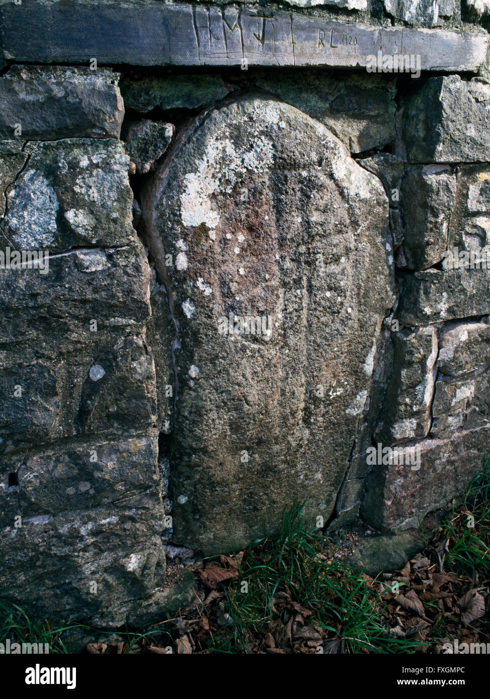 Early Christian cross-marked boulder at Mesur-y-Dorth, Pembrokeshire, possibly a wayside prayer station for pilgrims travelling to St David's. Stock Photo