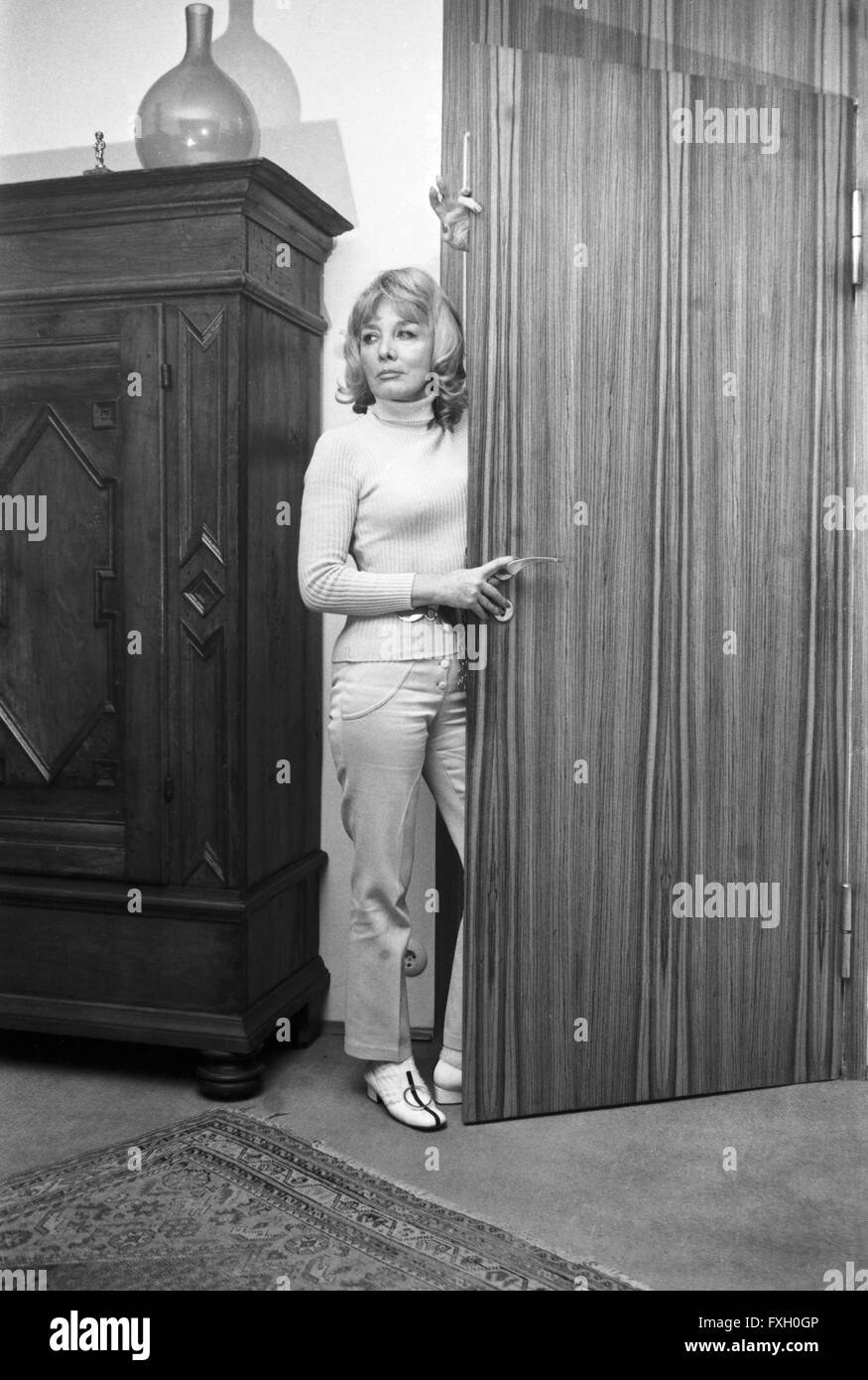 Zuhause bei der deutschen Schauspielerin Mady Rahl, Deutschland 1970er Jahre. At home of German actress Mady Rahl, Germany 1970s. 24x36swNeg458 Stock Photo