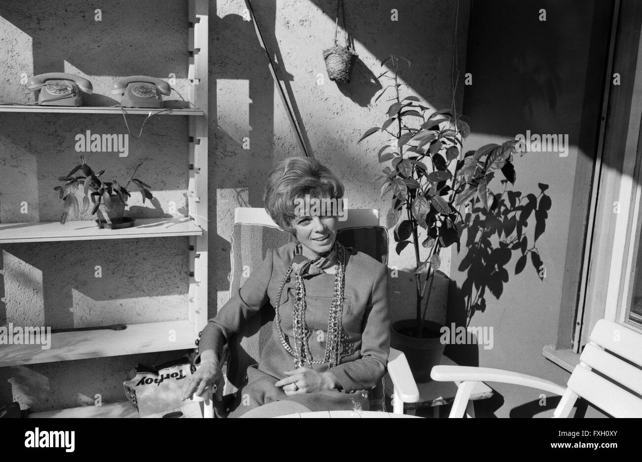 Deutsche Schauspielerin Grit Boettcher im Wohnzimmer, Deutschland