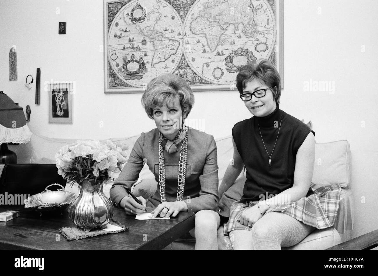 Deutsche Schauspielerin Grit Boettcher im Wohnzimmer, Deutschland 1960er Jahre. German actress