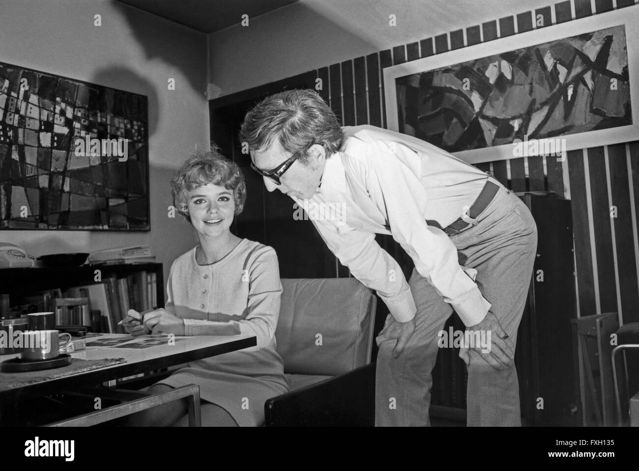 Deutsche Schauspielerin Simone Rethel mit Fotograf Heinz Browers, Deutschland 1960er Jahre. German actress Simone Rethel with photograoher Heinz Browers, Germany 1960s. 24x36swNeg484 Stock Photo