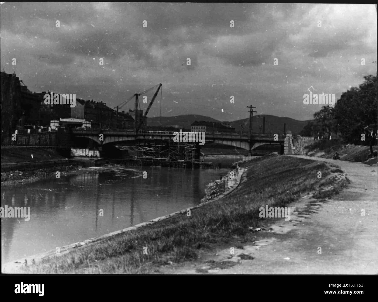 Beschädigte Brücke über den Donaukanal Stock Photo