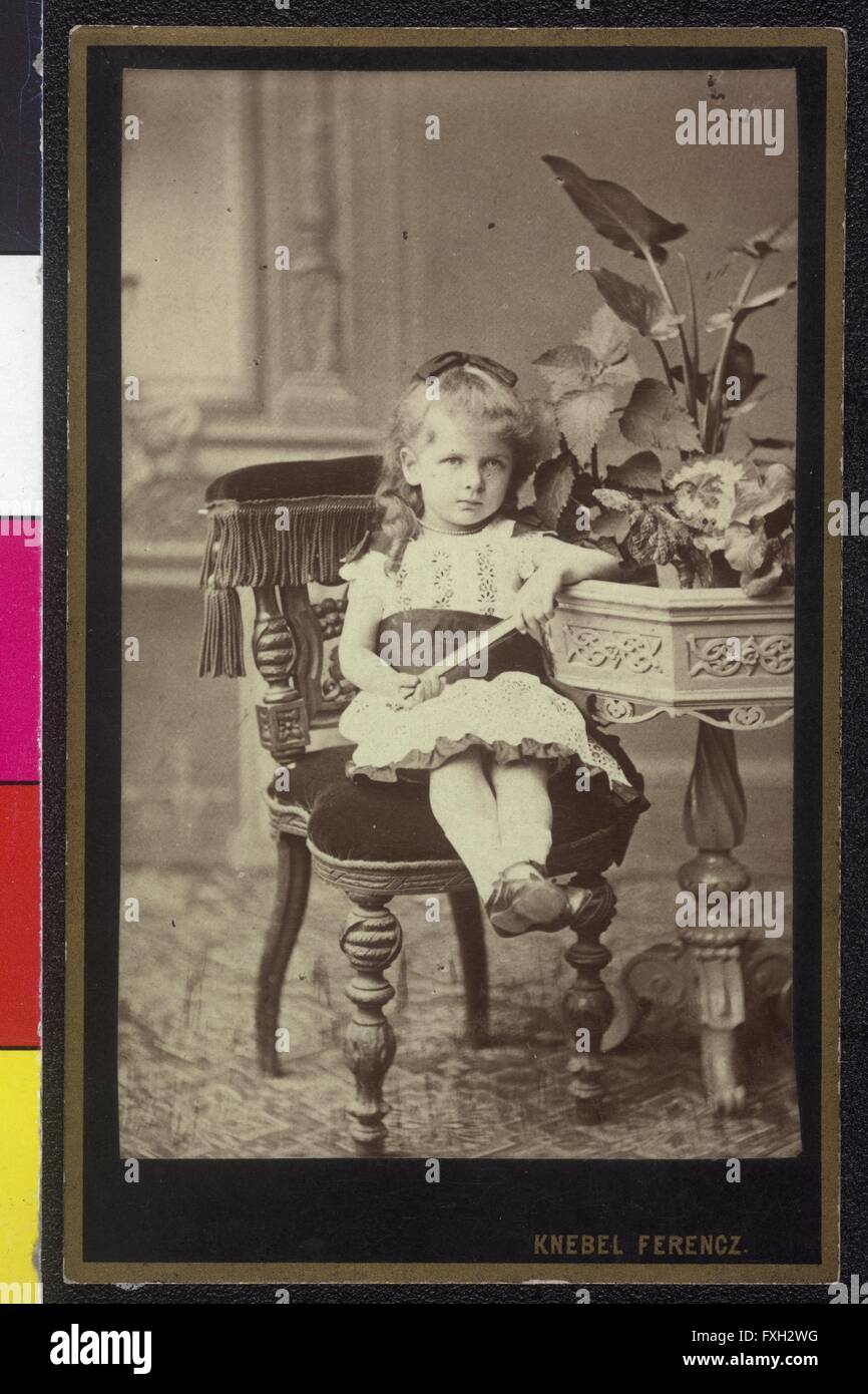 Kleines Mädchen auf Sessel Stock Photo - Alamy