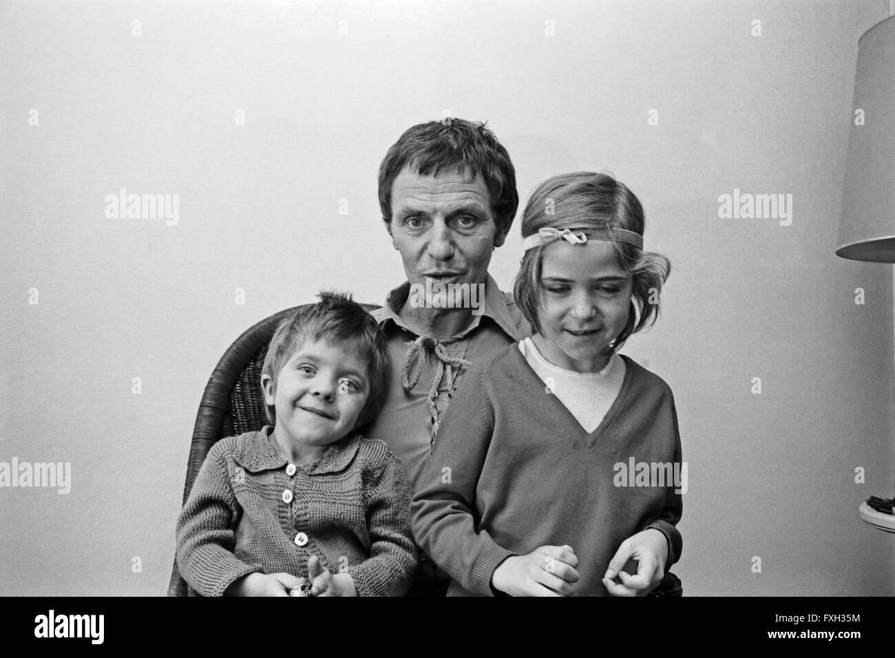 Der Deutsche Schauspieler Heinz Bennent Mit Den Kindern David Und Anne Deutschland 1970er Jahre German Actor Heinz Bennent With His Children David And Anne Germany 1970s 24x36swneg597 Stock Photo Alamy