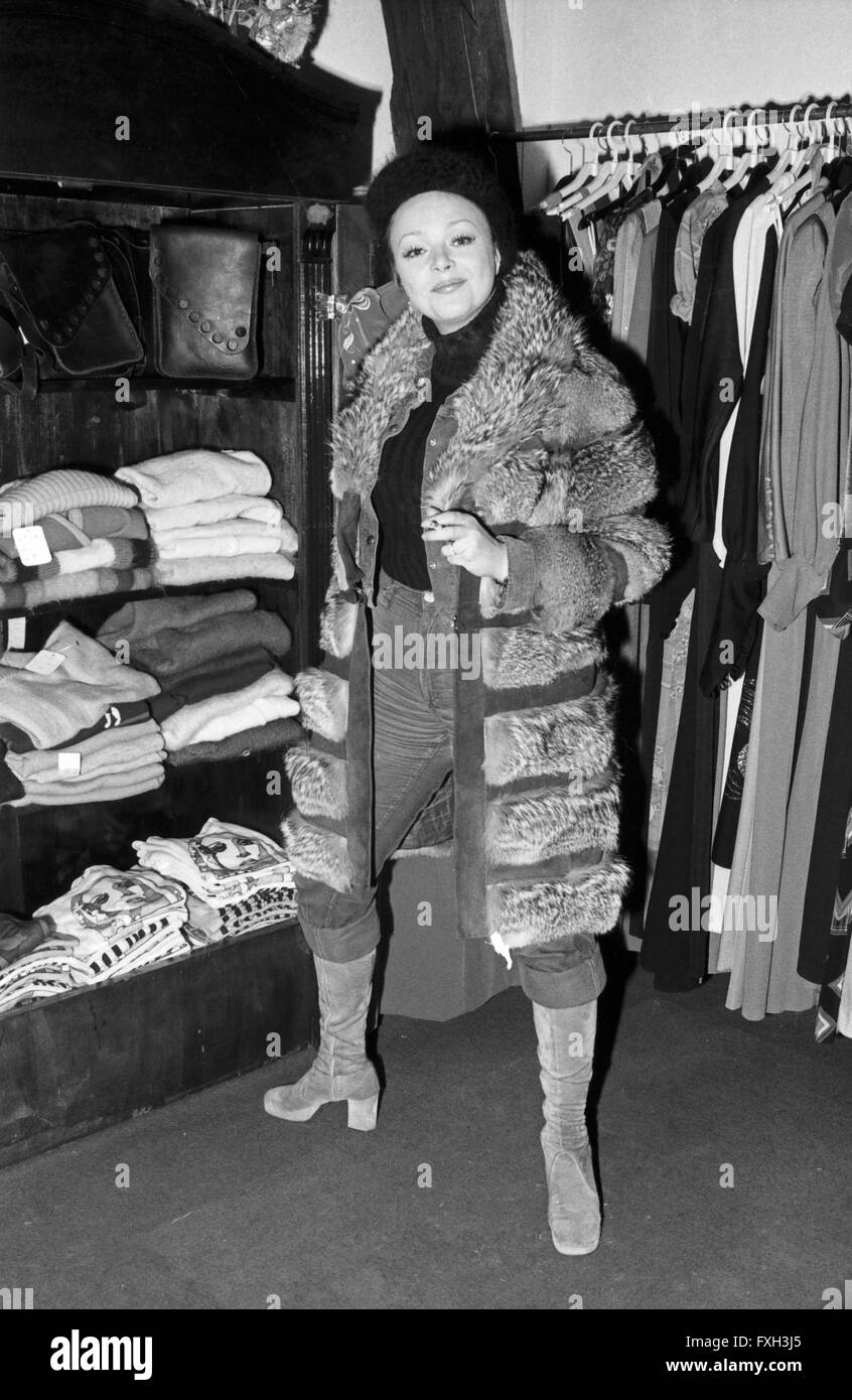 Deutsche Schauspielerin Barbara Schöne beim Einkaufsbummel, Deutschland 1970er Jahre. German actress Barbara Schoene gone shopping, Germany 1970s. 24x36swNeg624 Stock Photo