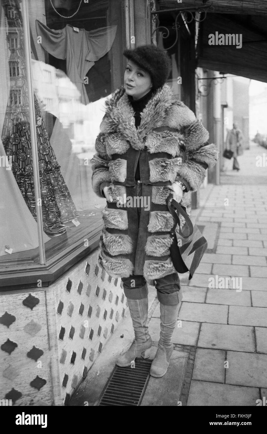 Deutsche Schauspielerin Barbara Schöne beim Einkaufsbummel, Deutschland 1970er Jahre. German actress Barbara Schoene gone shopping, Germany 1970s. 24x36swNeg624 Stock Photo