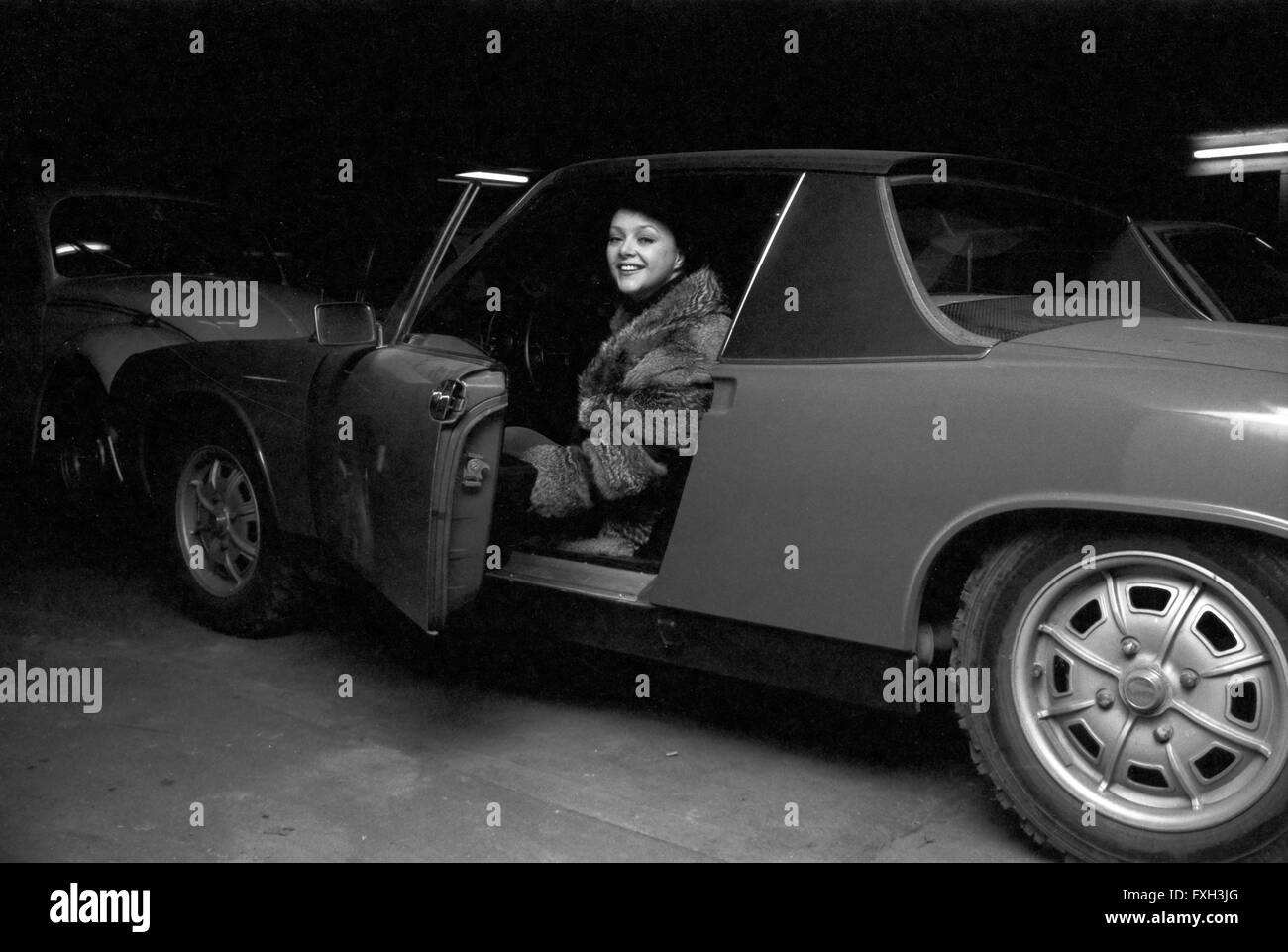 Deutsche Schauspielerin Barbara Schöne im Parkhaus, Deutschland 1970er Jahre. German actress Barbara Schoene in her car, Germany 1970s. 24x36swNeg624 Stock Photo