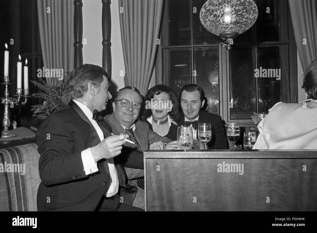 Deutschen Schauspieler Klaus Schwarzkopf (2. v. l.) und Ernst H. Hilbich (rechts) in geselliger ...
