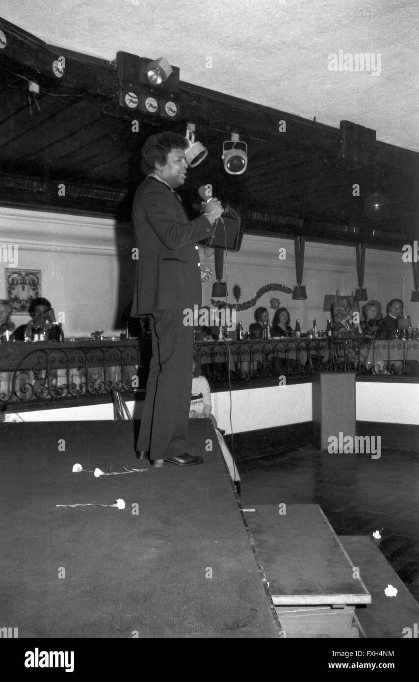 Der Stimmungssänger Roberto Blanco bei einem Auftritt, Deutschland 1970er Jahre. Singer Roberto Blanco performing at Munich, Germany 1970s. 24x36swNegVB33 Stock Photo