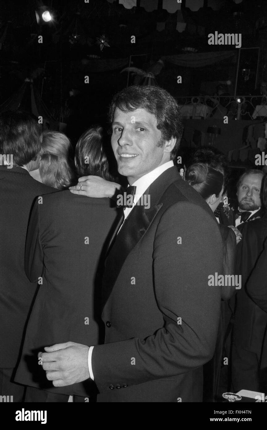 Der Sänger Peter Kraus (?) beim Deutschen Filmball 1974 in München ...