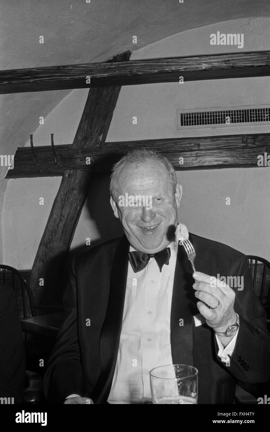 Der deutsche Schauspieler Gert Fröbe isst Würstchen beim Deutschen ...