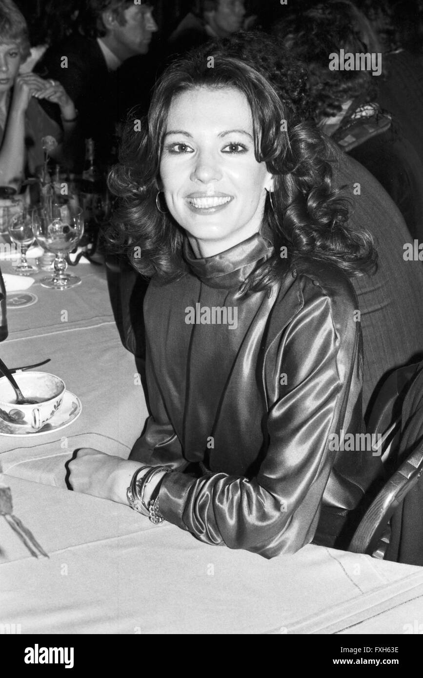 Med det samme Forkæle Jeg har en engelskundervisning Deutsche Schauspielerin Iris Berben bei der Premierenfeier des  Theaterstücks "Drei leichte Fälle" im Restaurant Opatja in München,  Deutschland 1980er Jahre. German actress Iris Berben at the party of the  premiere of the