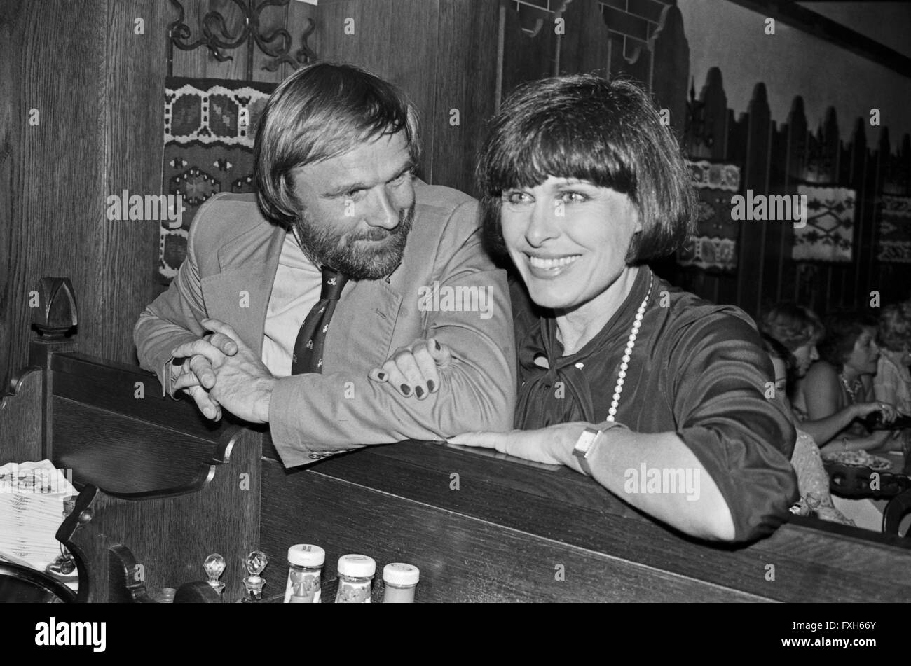 Deutsche Schauspielerin Barbara Rütting bei der Premiere des Theaterstück 'Champagner Komödie', Deutschland 1980er Jahre. German actress Barbara Ruetting at the premiere of the play 'Champagner Komoedie', Germany 1980s. 24x36swNegV188 Stock Photo