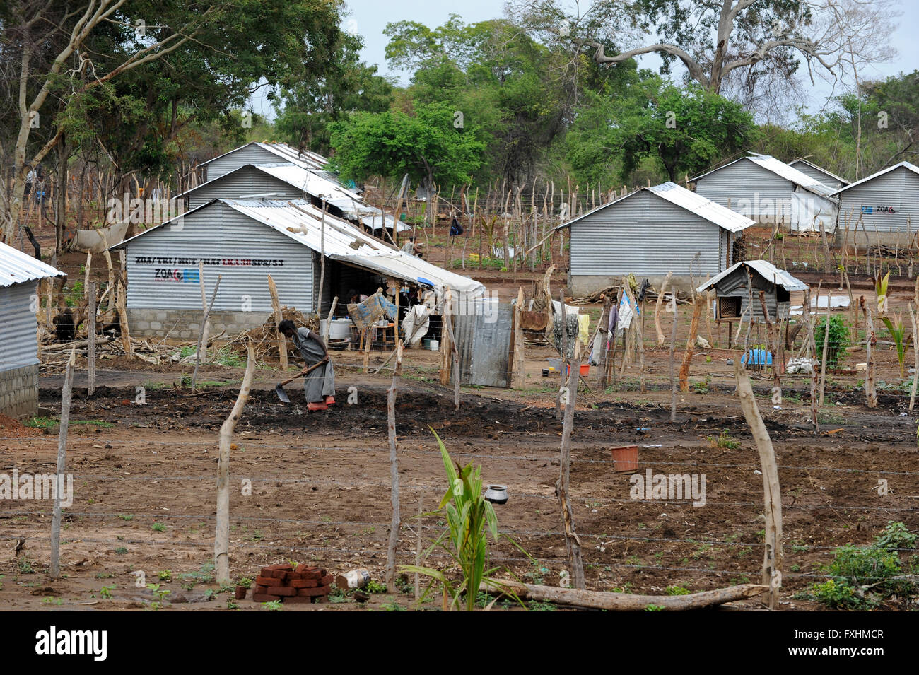 SRI LANKA, Trincomalee, tamil refugees are kept by the singhalese government fter the war against the LTTE Tamil Tigers in so called welfare camps in remoted jungle areas , the camps are under total control of Sri Lankan army / SRI LANKA Trincomalee, Tamilen werden nach dem Krieg der singhalesischen Armee und Regierung gegen die LTTE Tamil Tiger in sogenannten welfare camps in abgelegenen Dschungelgebieten interniert , umgesiedelt und als Menschen 2. Klasse behandelt, die camps sind durch Militaerposten und Armeelager umgeben , urspruengliche Tamilengebiete werden mit Singhalesen besiedelt Stock Photo