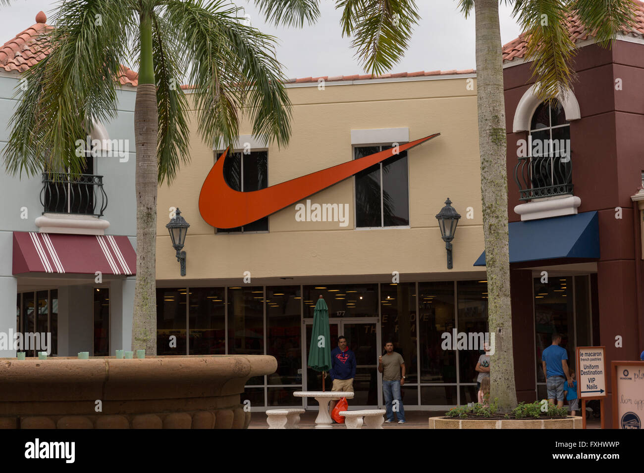 Nike shop front hi-res stock photography and images - Alamy