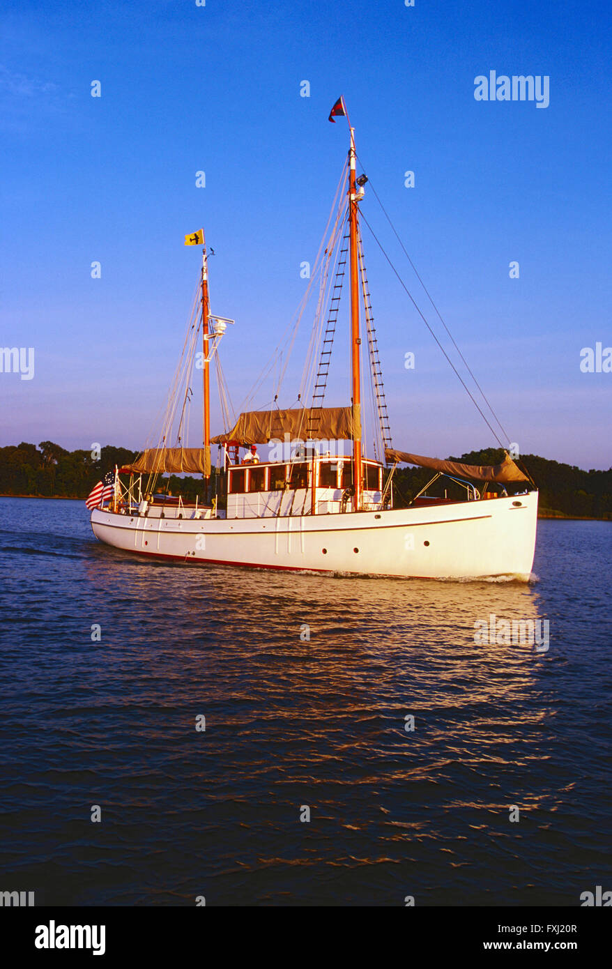 Boat sailing on bay sunset hi-res stock photography and images - Alamy