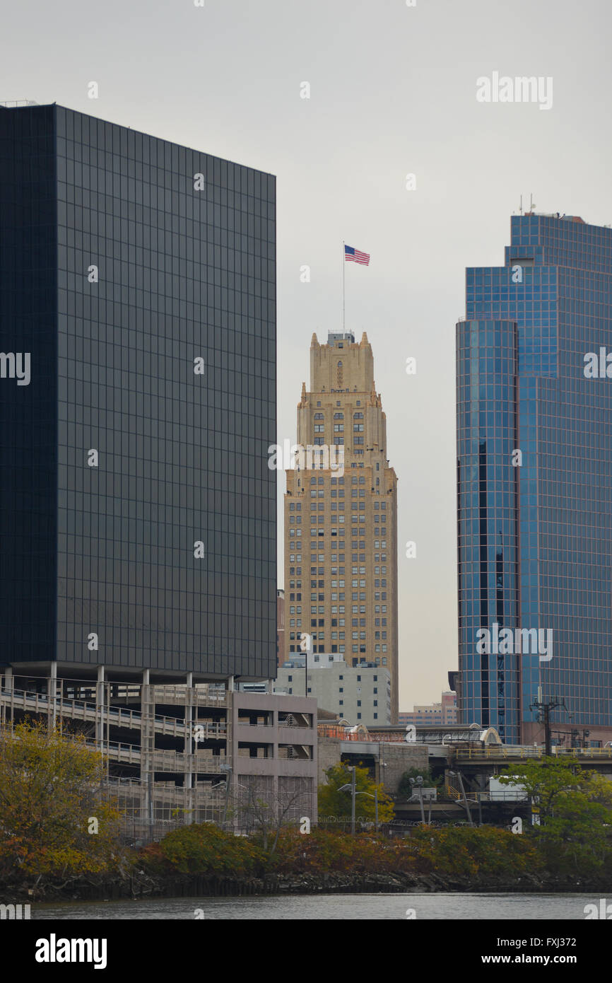 In the middle, Eleven80 building, a hallmark of the Newark skyline since its construction as a 35-story office building in 1930 Stock Photo
