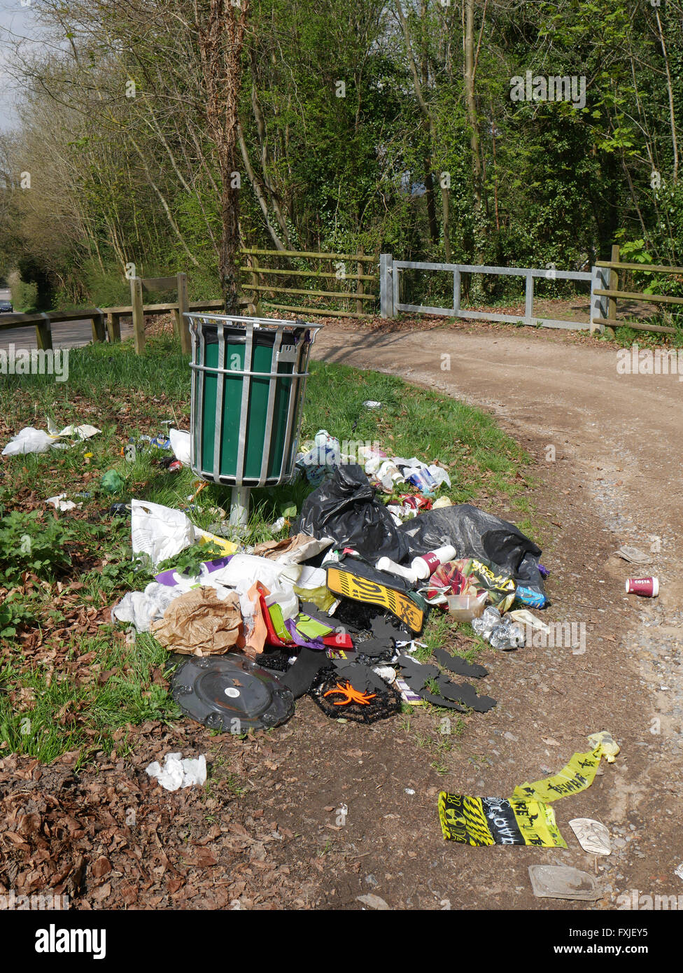 Black public bin hi-res stock photography and images - Alamy