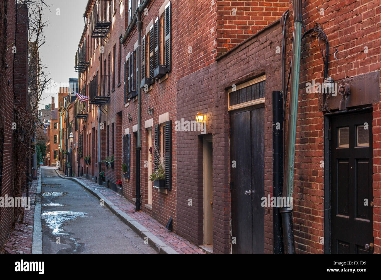 Acorn St in the Beacon Hill district of Boston, a narrow cobbled street of  historic rowhouses, Boston ,Massachusetts,USA Stock Photo