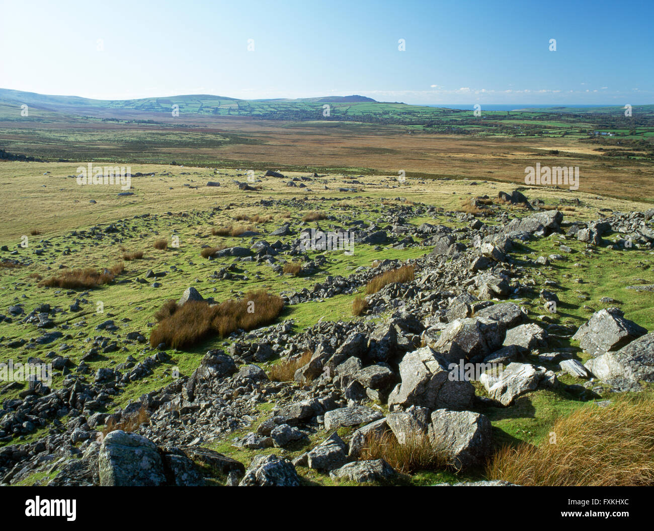 Stone-faced bank and chevaux-de-frise defences on the W side of Carn Alw Iron Age hillfort on a rocky outcrop on Mynydd Preseli, Pembrokeshire. Stock Photo