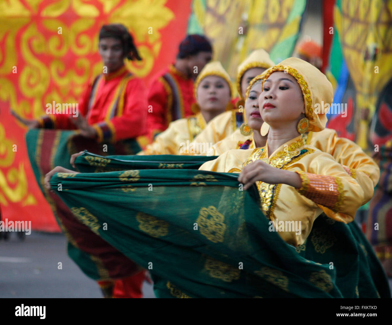 Manila, Philippines. 16th Apr, 2016. A member of Sagayan Festival of Datu Piang Maguindanao province performs as their group competes during the street dance competition at Aliwan Fiesta 2016 in Manila. It was an annual event that attracts foreign and local tourists showcasing Filipino culture and heritage of different regions. Credit:  Marlo Cueto/Pacific Press/Alamy Live News Stock Photo